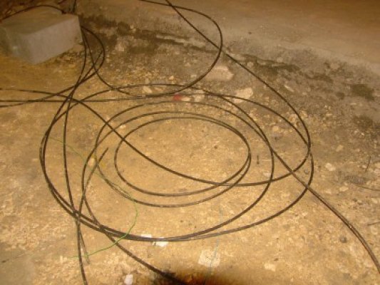 Hoţi de cabluri de telefonie, eliberaţi de instanţă